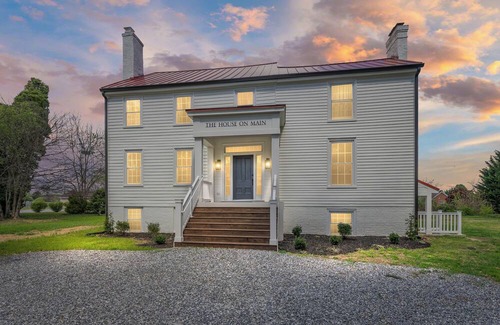 Bowling Green House | Charming 4-bedroom house in Bowling Green with WiFi, AC - 1700s Modern Reno
