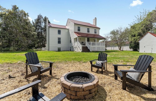 Bowling Green House | Charming 4-bedroom house in Bowling Green with WiFi, AC - 1700s Modern Reno