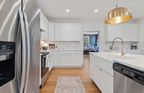 Bowling Green House | Charming 4-bedroom house in Bowling Green with WiFi, AC - 1700s Modern Reno