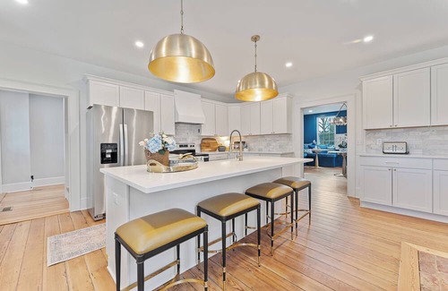 Bowling Green House | Charming 4-bedroom house in Bowling Green with WiFi, AC - 1700s Modern Reno