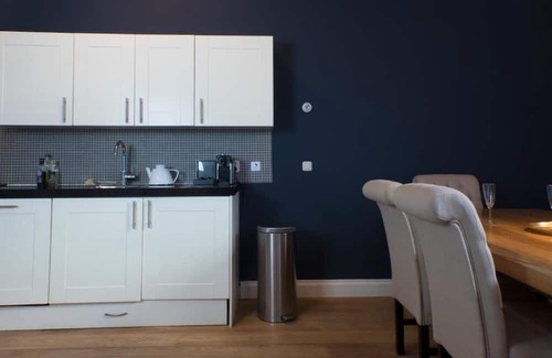 Grachtengordel-West Apartment | Located in the heart of the 9 Straatjes and located right on the canals!