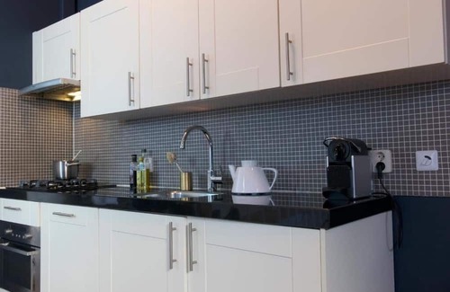 Grachtengordel-West Apartment | Located in the heart of the 9 Straatjes and located right on the canals!
