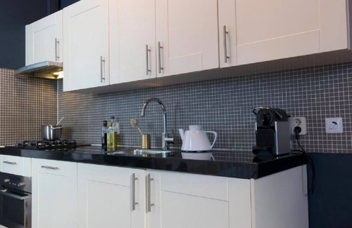 Grachtengordel-West Apartment | Located in the heart of the 9 Straatjes and located right on the canals!