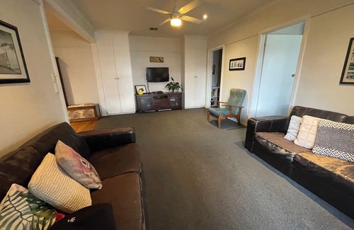 Yarragon House | Yarragon village countryside retreat, private & cosy
