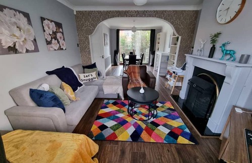 Droylsden House | 3 Bed Spacious House with Parking