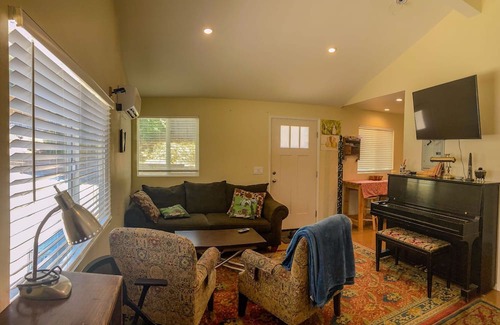 Newhall Apartment | Cozy studio with AC and WiFi in charming Santa Clarita
