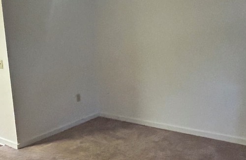 Monroe Apartment | Cozy studio with AC WiFi Towels, Shampoo etc also included.