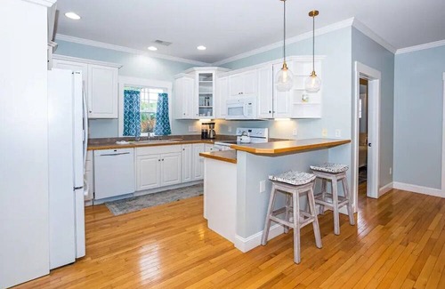 Southport Cottage | Charming 3-bedroom cottage with Hot Tub in lovely Southport!