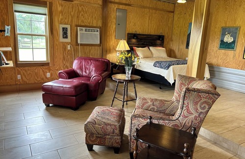 Perkinston House | Charming barn apartment located at Stonnington Farm in Perkinston.