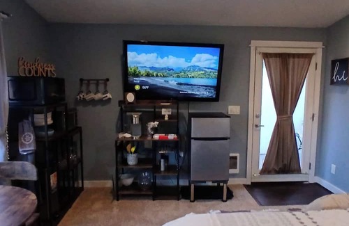 Gresham Apartment | Cozy studio in peaceful Gresham with WiFi, AC