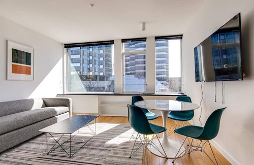 Downtown Apartment | Luxury Apt with Gym (URB-4120)