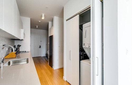 Downtown Apartment | Luxury Apt with Gym (URB-4120)