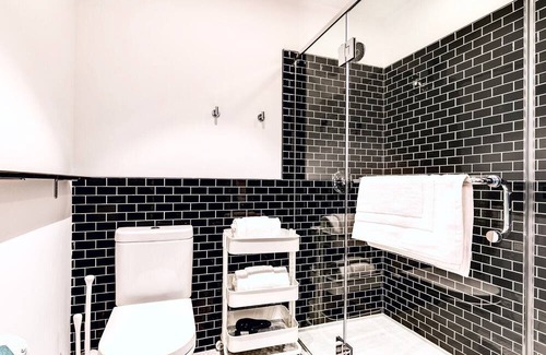 Downtown Apartment | Modern Apt Downtown with Pool - URB-5106