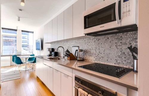 Downtown Apartment | Vibrant Apt with Pool & Gym (URB-3120)