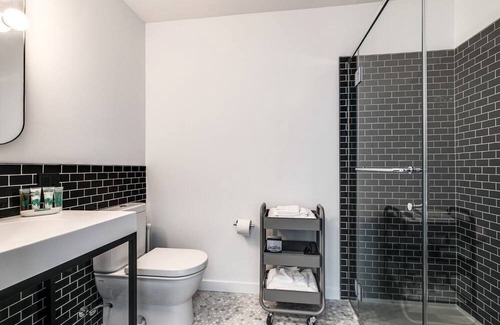 Downtown Apartment | Vibrant Apt with Pool & Gym (URB-3120)