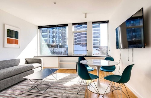 Downtown Apartment | Vibrant Apt with Pool & Gym (URB-3120)