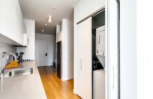 Downtown Apartment | Vibrant Apt with Pool & Gym (URB-3120)
