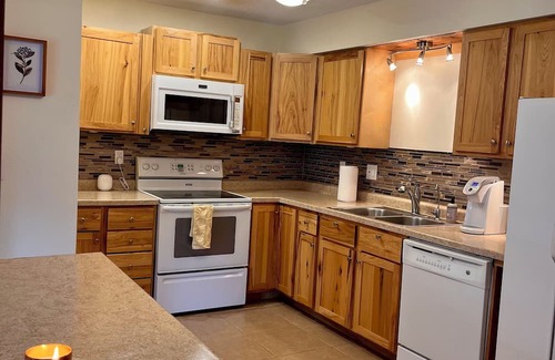 West Des Moines Condo | Cozy 2-bedroom condo with WiFi and community pool in brilliant West Des Moines