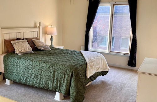West Des Moines Condo | Cozy 2-bedroom condo with WiFi and community pool in brilliant West Des Moines