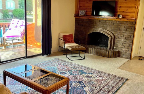 West Des Moines Condo | Cozy 2-bedroom condo with WiFi and community pool in brilliant West Des Moines