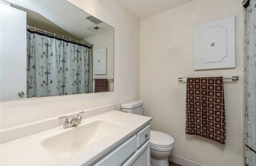 West Des Moines Condo | Cozy 2-bedroom condo with WiFi and community pool in brilliant West Des Moines