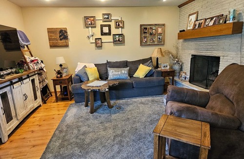 Mukwonago House | Charming 2-bedroom house in tranquil Mukwonago . 25 min to downtown Milwaukee.