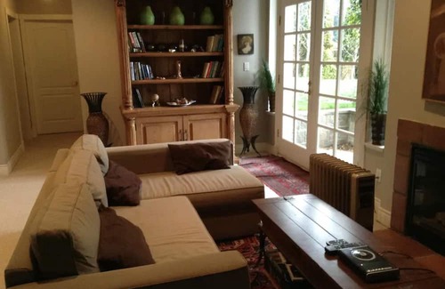Lynn Valley Bed & Breakfast | Pets welcome! Quiet, fully fenced yard close to main attractions in North shore