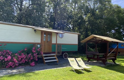 Saint-Pardoux House | Mobile Home 'Roulotte Olivia' with Shared Pool, Wi-Fi and Air Conditioning