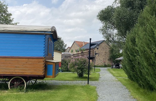 Saint-Pardoux House | Mobile Home 'Roulotte Flamenca' with Shared Pool, Wi-Fi and Air Conditioning