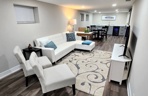 Dunning House | Stunning NEW 5BR, 3BA house in Chicago centrally located.