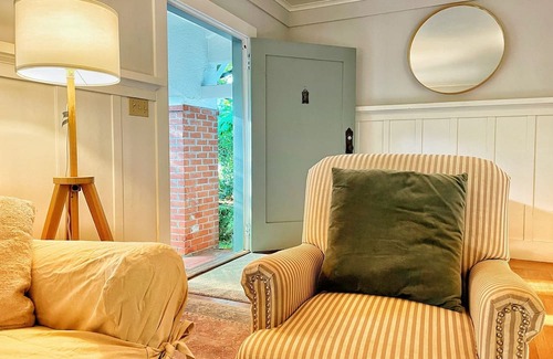 San Mateo Park Cottage | Cozy 2-bedroom cottage in gorgeous San Mateo Park with WiFi, fitness room option