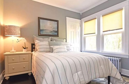 Warwick House | Cozy casa in RI. 15 mins from Providence & 5 from airport. Enjoy the summer here