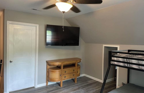 New London House | Beautiful Lakefront Property on Badin Lake