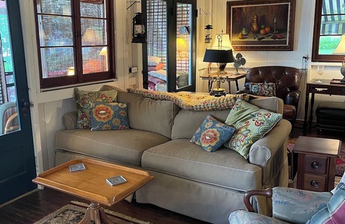 Cazenovia Cottage | Beautiful Watefront Camp for Rent on Cazenovia Lake. Sleeps 12. Dock/Rafts.
