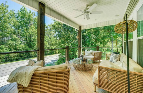 Myrtle Grove House | Dog-Friendly Wilmington Retreat ~ 7 Mi to Beach!
