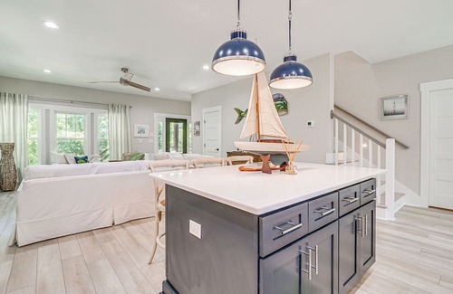 Myrtle Grove House | Dog-Friendly Wilmington Retreat ~ 7 Mi to Beach!