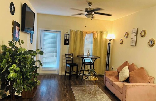 Texas City Apartment | Seaside Serenity near Galveston with pool & Parking