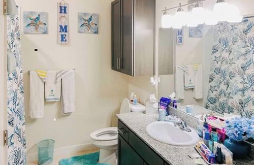 Texas City Apartment | Seaside Serenity near Galveston with pool & Parking
