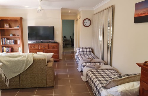Narangba Apartment | Narnie's Place with Breakfast - Relaxing Guesthouse; Bush, Creek, Walking Tracks