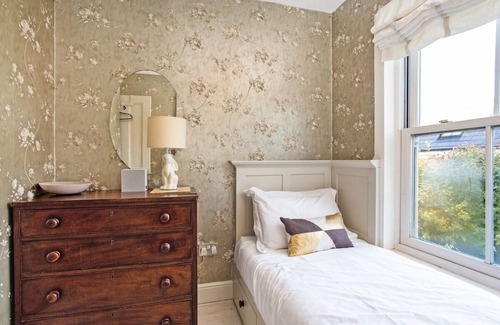 Winchester House | 3BR Chic House, central Winchester- Sleeps 7!