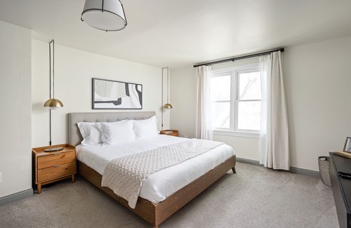 Windsor Park House | Windsor Manor, Beautiful Space with Great Rates