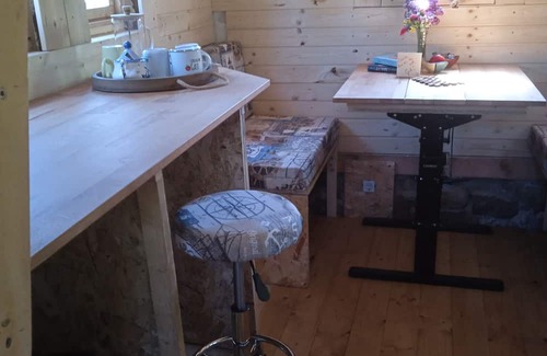 Kletzin Cabin | Tiny-house aus Holz und Lehm mit Eigenem Gartenbereich