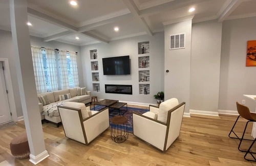 Moravia-Walther House | Close to all major universities and Hospitals in Baltimore. Perfect for family.