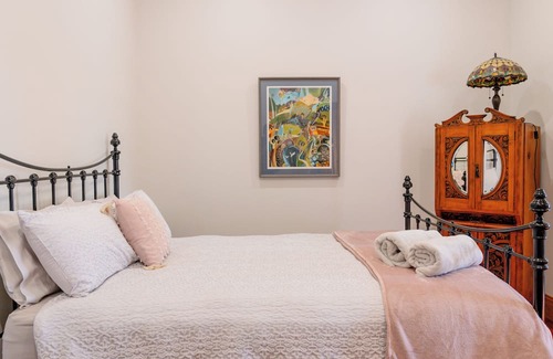Bolwarra Bed & Breakfast | Maddies is delighful country home built in the 1800's. Pet friendly!