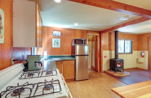 Sedona Cabin | Pet-Friendly Sedona Cabin w/On-Site Creek Access!