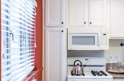 Valley Village Apartment | Clean and Airy Apartment in Valley Village