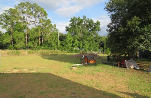Spring Hill House | 🐓Your cozy RV PARK retreat! Nature, play & chickens - who could ask for more?!