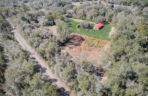 Spring Hill House | 🐓Your cozy RV PARK retreat! Nature, play & chickens - who could ask for more?!