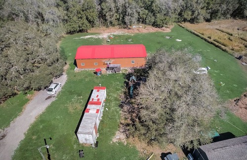 Spring Hill House | 🐓Your cozy RV PARK retreat! Nature, play & chickens - who could ask for more?!