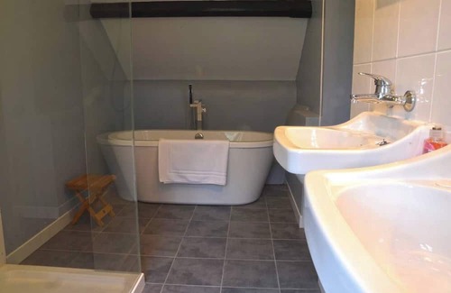 Patrixbourne House | Pass the Keys | ★Walnut Tree Cottage★ Huge garden near Canterbury